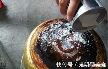 油乎乎的锅具总是很脏，再清洁时放点“它”，快速让锅焕然一新