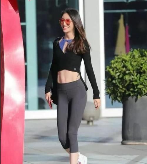 穿搭 瑜伽裤这样穿搭,绽放不一样的魅力,显出时尚高级范。