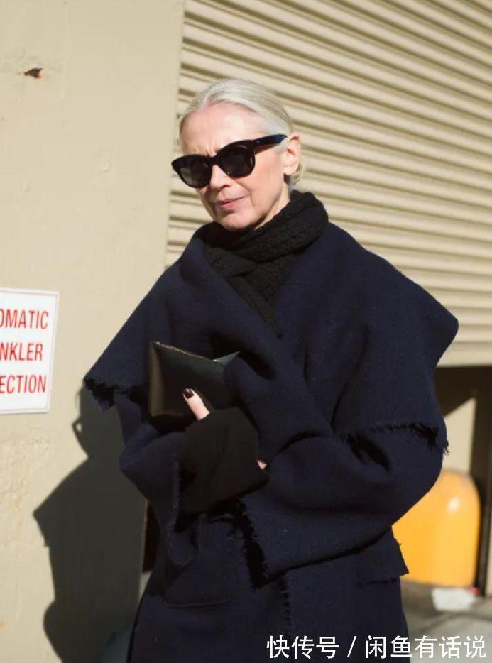 chris|60岁阿姨把黑大衣穿得好惊艳,头发花白还扎个啾啾,我也不怕老了
