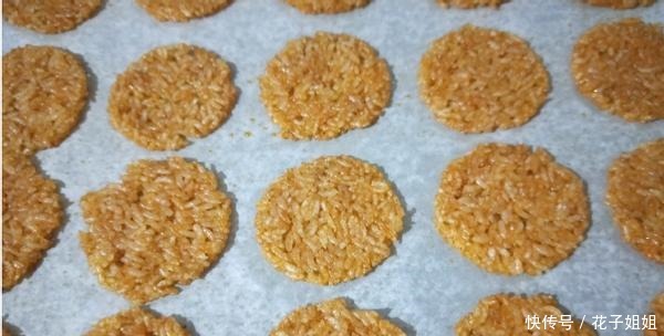 把鸡蛋打进剩米饭里,学会这新吃法,越吃越上瘾,上桌就抢光