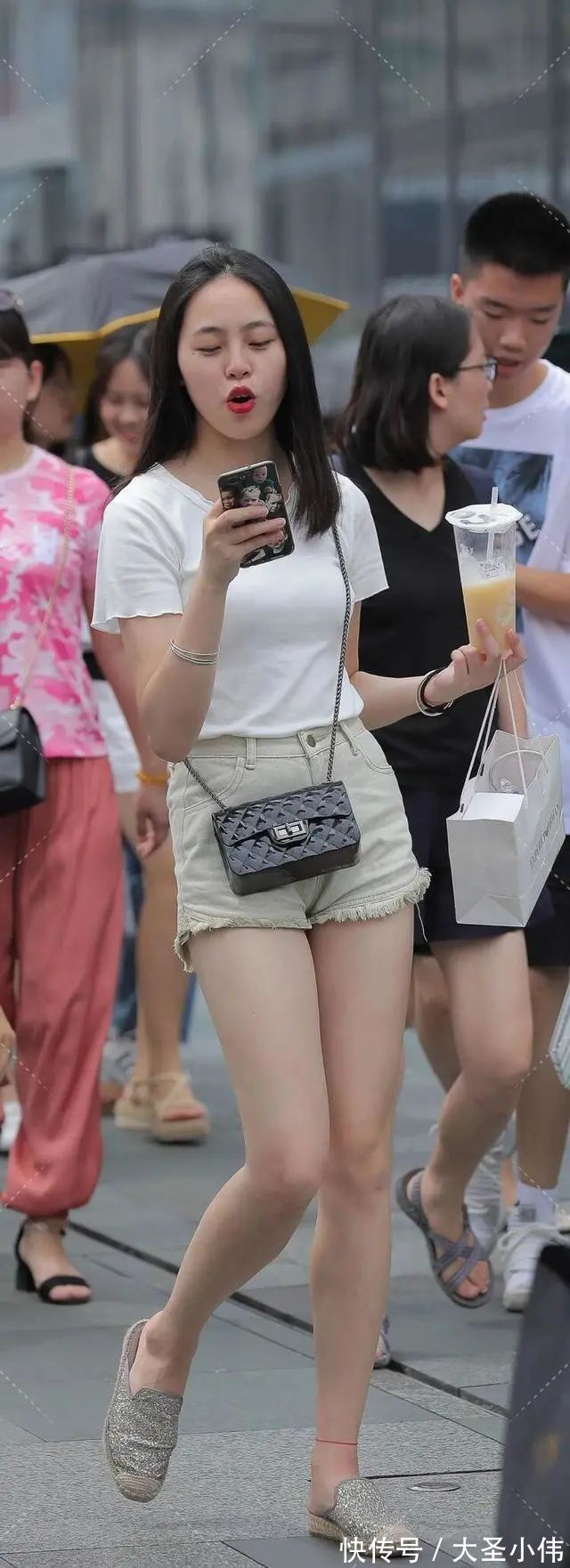 一字 美女街拍:牛仔裤穿出高级感,增添女性甜美气息,耐看又不过时