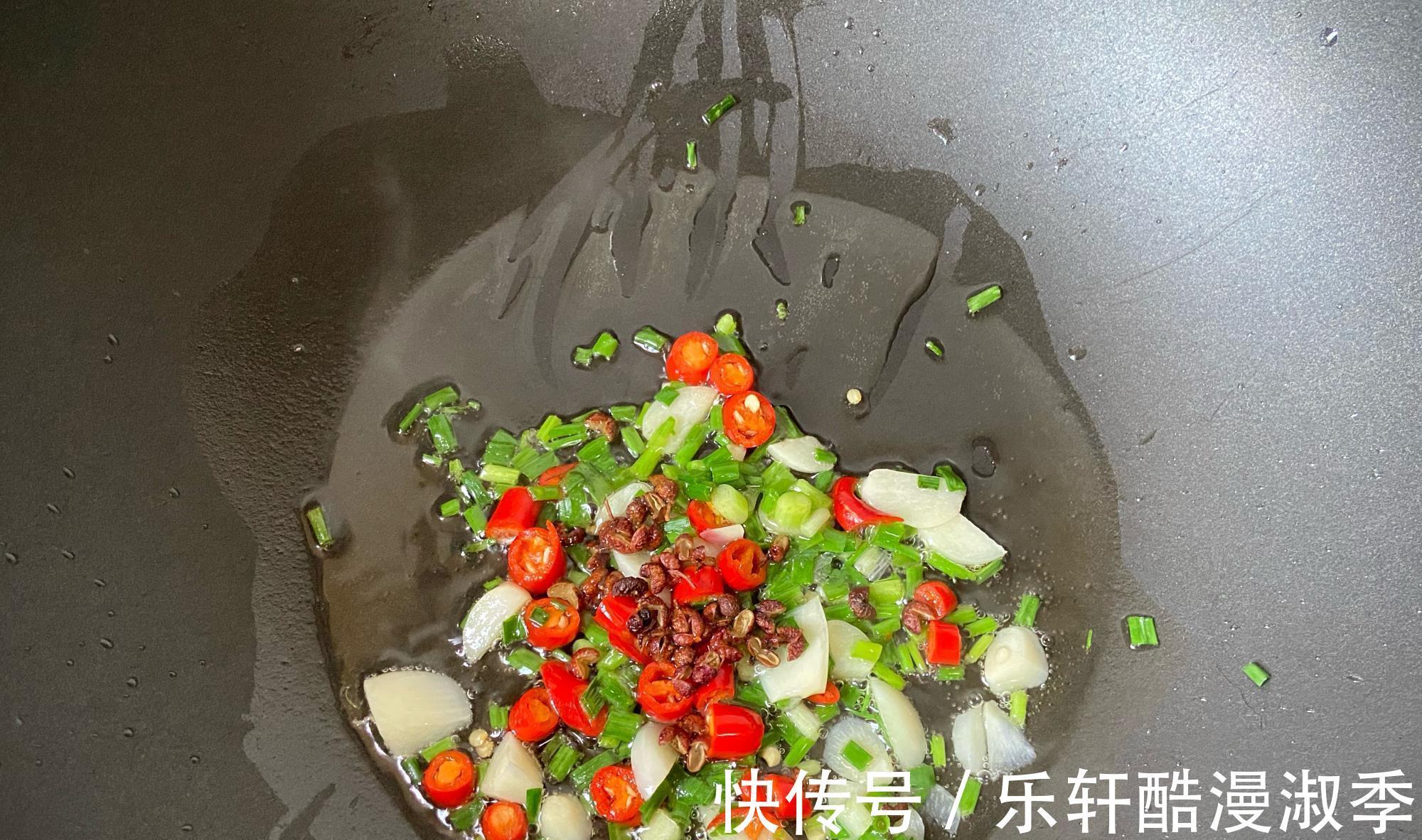 诱人|大白菜这做法绝了，色泽金黄，鲜香诱人，天热这么吃开胃又下饭