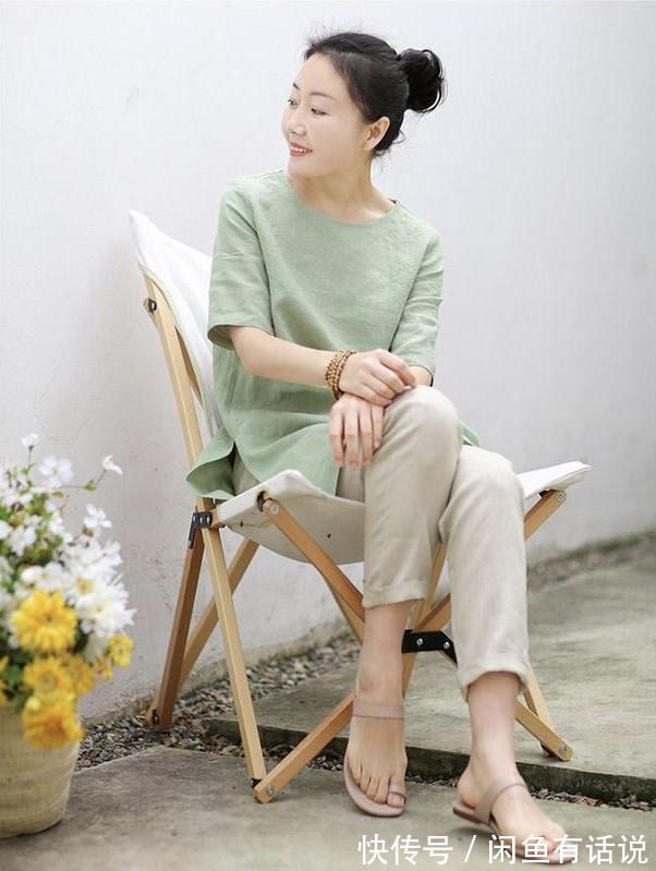 优雅|女人上了年纪要“本分”，别花花绿绿穿得太招摇，优雅简约才高级