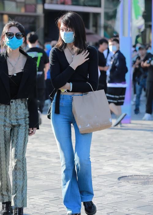  短衫|想要提升个性感，气质女生穿喇叭裤搭配针织短衫，又靓又耐看