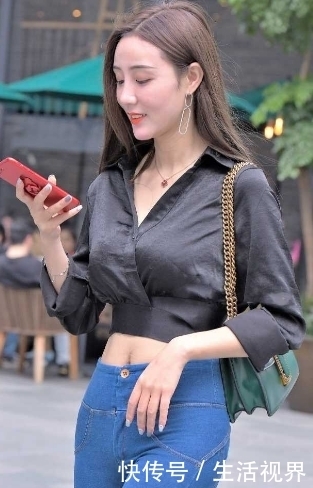  有种|时尚美女搭配牛仔裤，有种走起路来带风的效果！