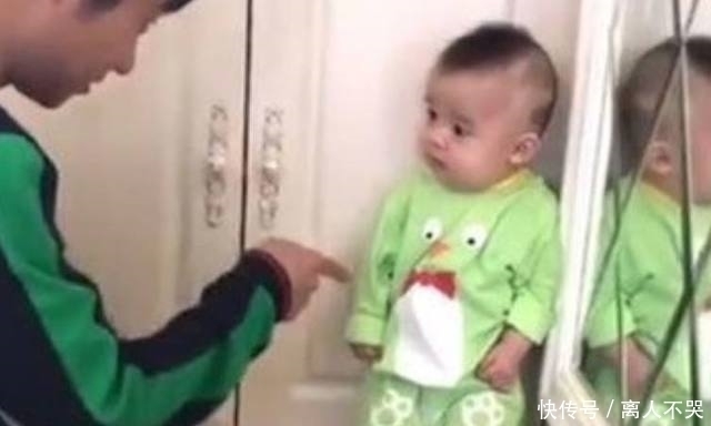 宝爸|宝宝深夜看电视被爸爸罚站,委屈地看着爸爸,小表情简直太可爱了