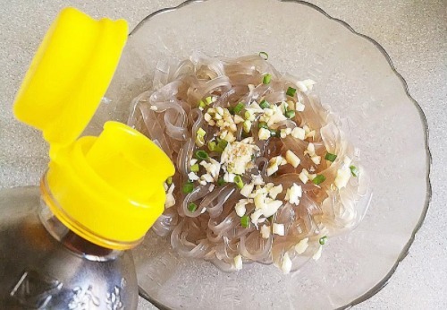  粉条别总炖猪肉了，粉条换个吃法，味道鲜美无比，两个儿子抢着吃