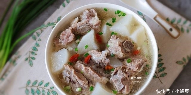 白萝卜排骨|它是人人吃得起的“小人参”，拿来炖汤喝，鲜甜滋补、润肺化痰