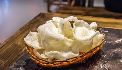 虾片一炸就变大，好奇是用什么做的？这原料厨房都不缺