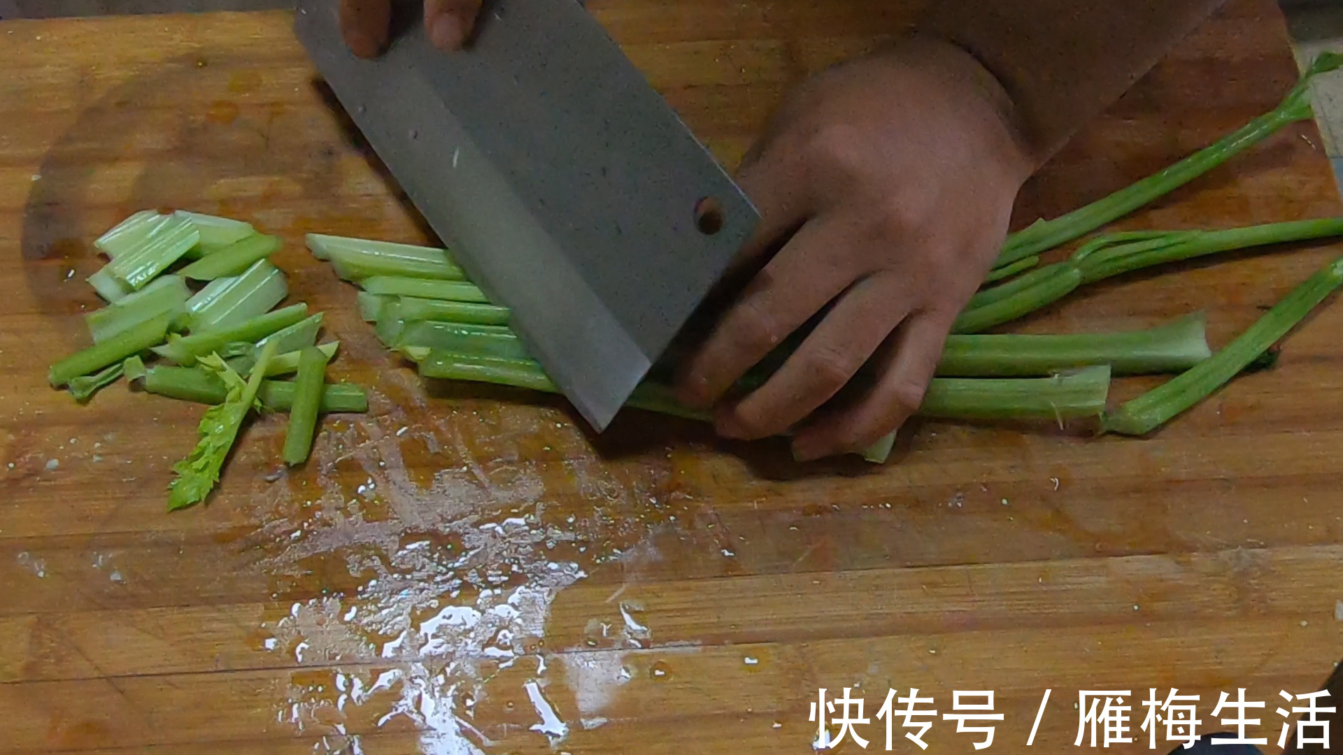 为啥很多饭店把芹菜炒杏鲍菇当做招牌菜试着炒一次,真能吃上瘾
