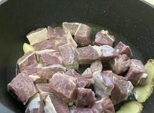 土豆去皮放案板上切成块，鲜香入味，好吃到汤都不剩