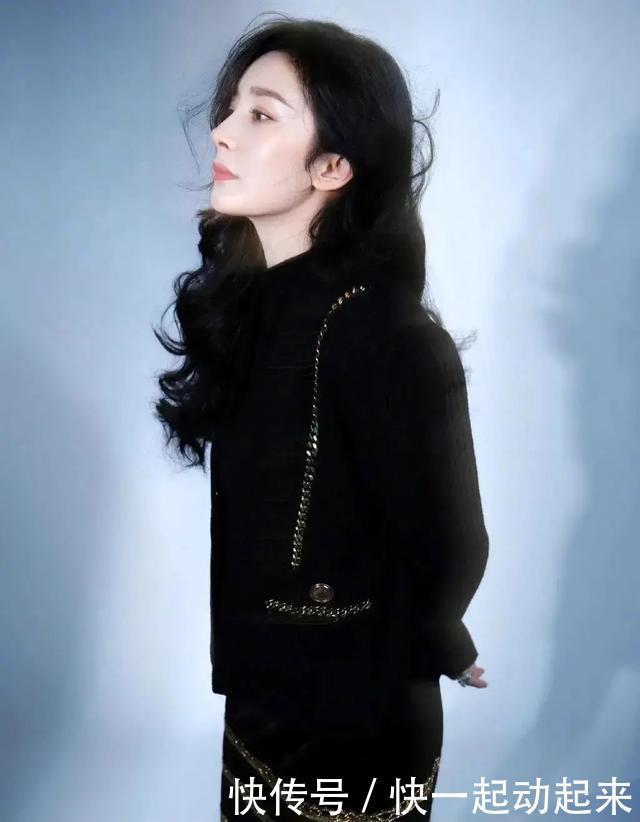 今年终于不流行露脖子了!“烟管领+大衣”才是真洋气!