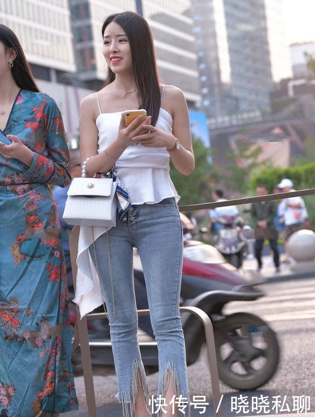 高跟鞋|白色上衣搭配浅色牛仔裤,甜美可爱,时尚不过时