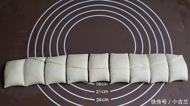 教你做有颗粒感的花卷,撒把芝麻当花边,满嘴留香还补钙