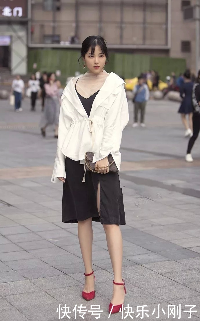 蓝色吊带连衣裙搭配白色高跟鞋,美女为何笑的如此灿烂