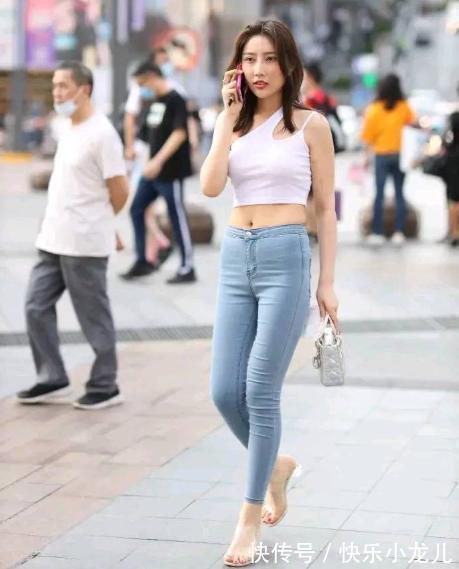 凉鞋 挂肩白色背心搭配紧身牛仔裤,修身时尚贴身舒适,很有独特感