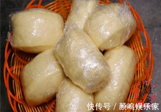 才知道，馒头放冰箱保存就错了！教你一招，放1个月不干硬不发霉