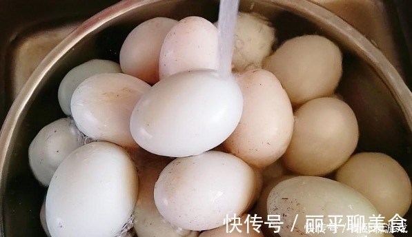 窍门|腌咸鸭蛋,牢记“2个窍门”,鸭蛋不变质,起沙流油吃着香