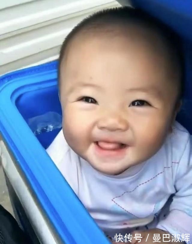 风里来雨|3年前跟着爸爸送外卖,笑脸治愈无数人的宝宝,如今过得怎样了?