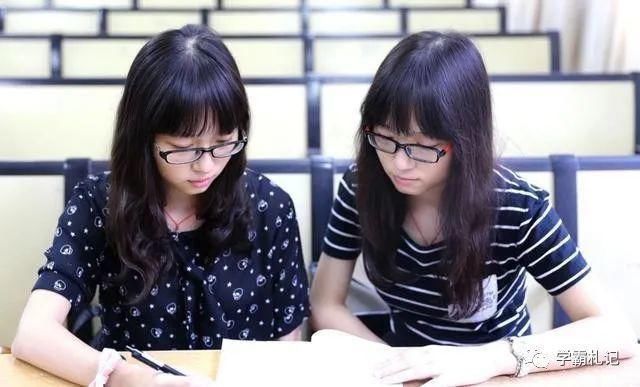 双胞胎姐姐|双胞胎姐姐抱双胞胎弟弟逛街,引路人围观:父母上辈子拯救了地球!