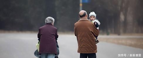 老人|宝宝跟谁睡就跟谁亲?心理专家:不是迷信,要抓住“依赖黄金期”