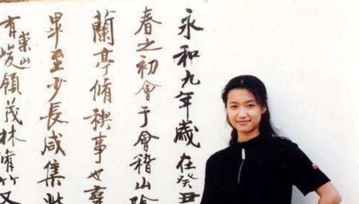 学习书法#一女演员写了幅《兰亭序》,网友赞叹不已,专家:毫无书法价值