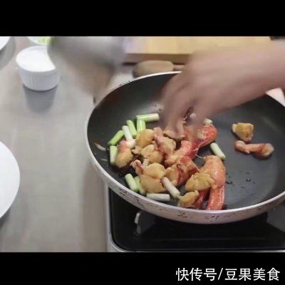 宫保加拿大龙虾丁这样做，隔壁小孩都馋哭了