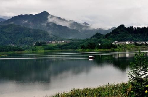 藏在成都“神仙眷侣”：自驾3h直达，山形如桌面，湖平似明镜！