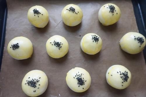  酥到掉渣的蛋黄酥，在家就能制作，成本不到4元钱，比买来的好吃