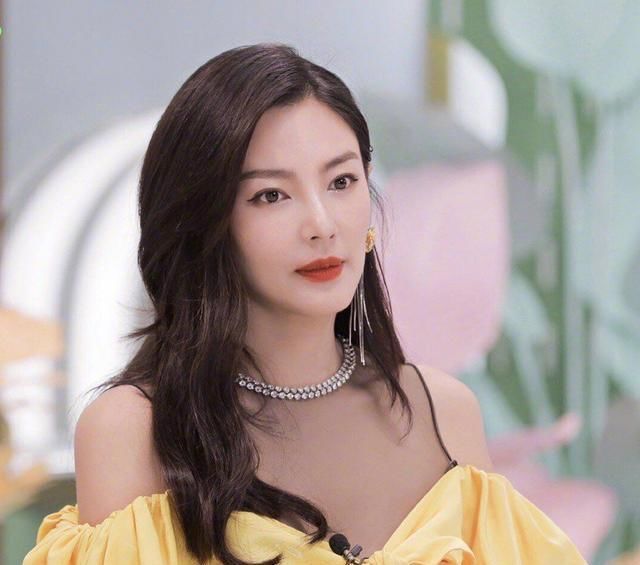 身材|张雨绮身材丰满又会穿,一袭黄色露肩连衣裙甜美减龄,又被惊艳了