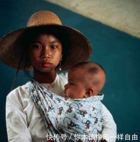 70年代罕见的老照片:胸前佩戴大红花是荣耀的象征,老师在课堂教授古诗