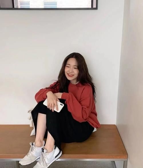 建议黄皮女人，少穿这些“禁忌色”，多穿另外几个，显白又减龄