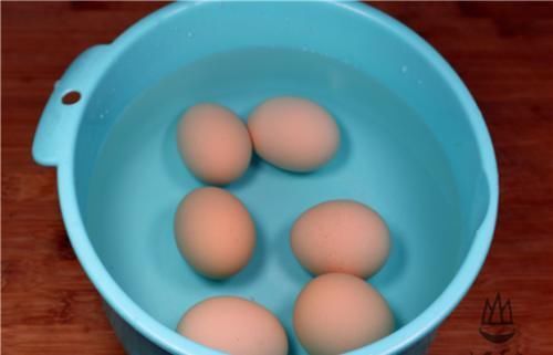 荷包蛋不要水煮了，大厨教我用一块布，一锅4个，个个又圆又嫩