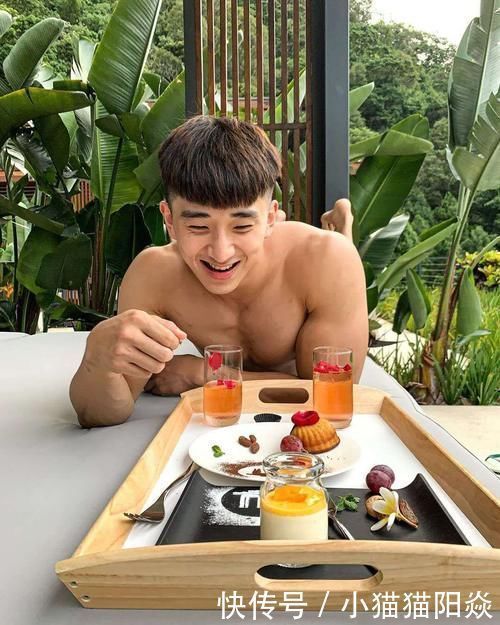 大男孩|阳光男孩的肌肉身躯:麒麟臂爆筋,胸肌饱满,腹肌和人鱼线很质感