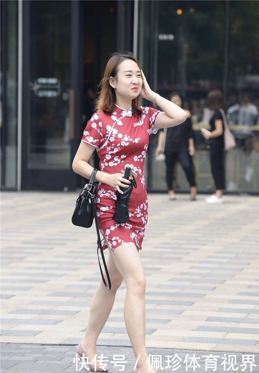 自信的女士,喜欢搭配紧身裙衬托自己身材,穿出满分的表现