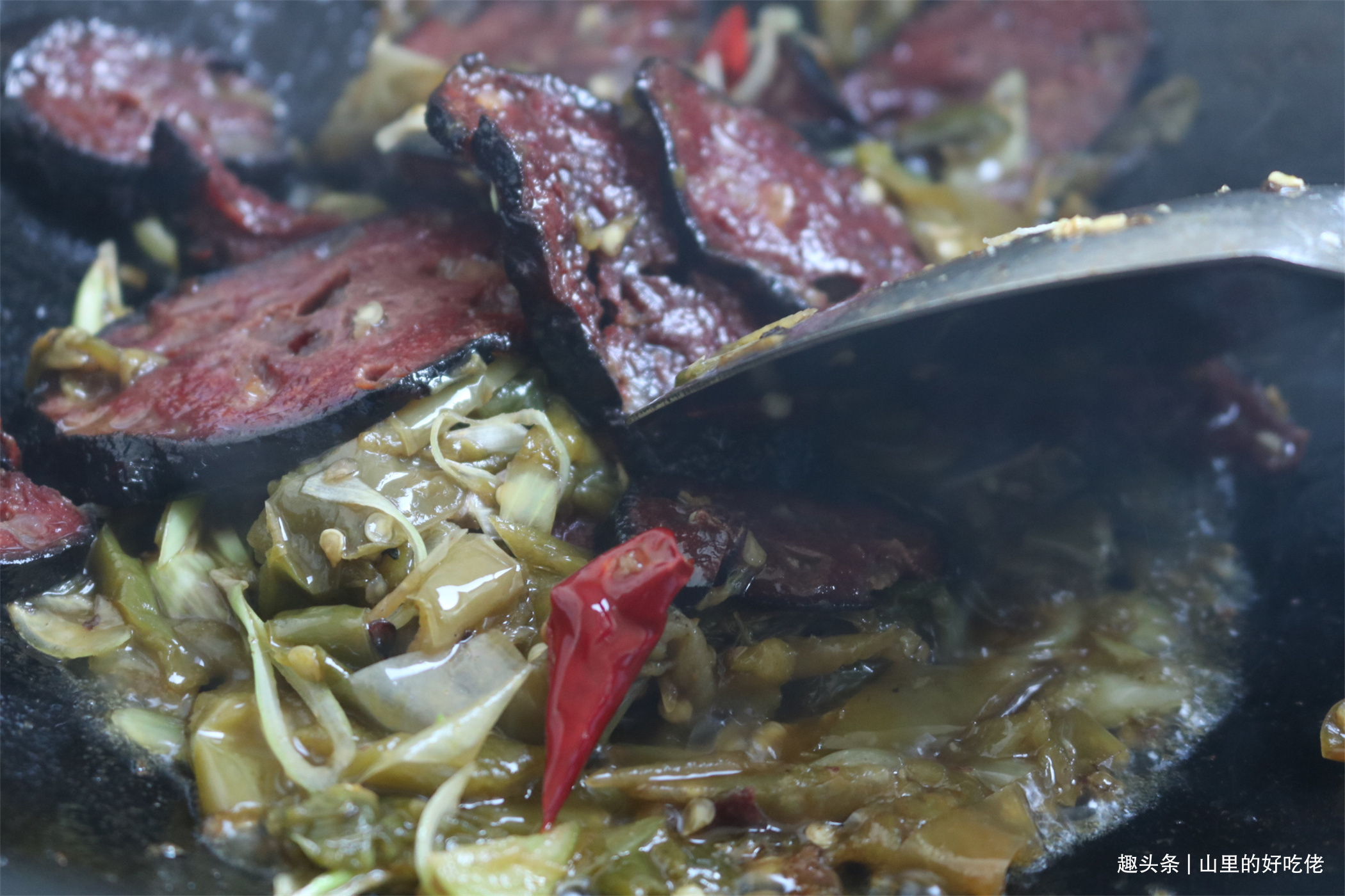 辣椒新吃法，焯水下锅炸一炸，外酥里软，拿来炒菜也算一绝了