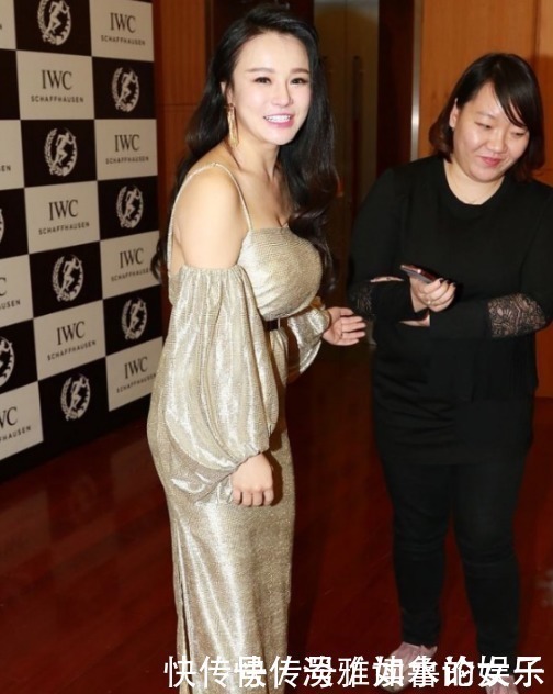 身姿|邹市明妻子穿香槟色吊带长裙,勾勒迷人身姿,苹果断层肌引人注目