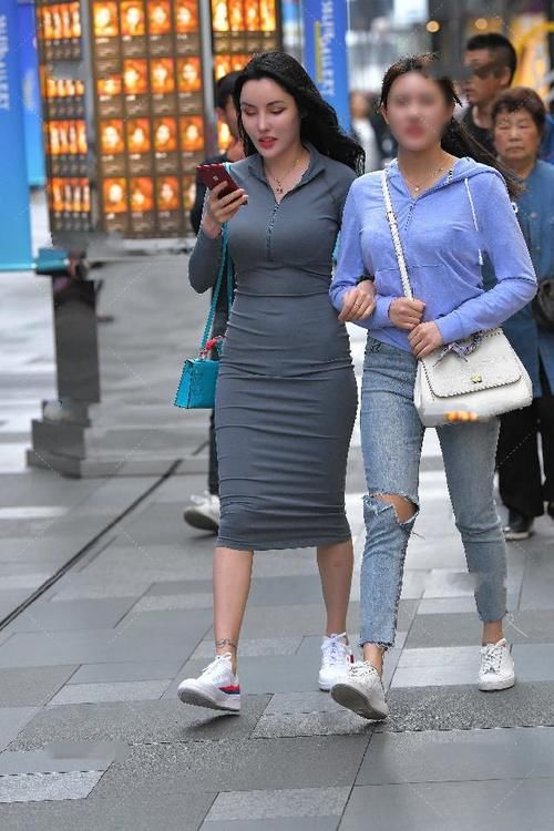 微胖女生更适合穿修身裙子，身材曲线更明显，穿上更有韵味