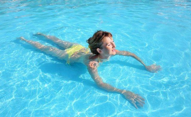 蛙泳|通过游泳能带给我们身体哪些好处？常见的游泳方式有哪些？