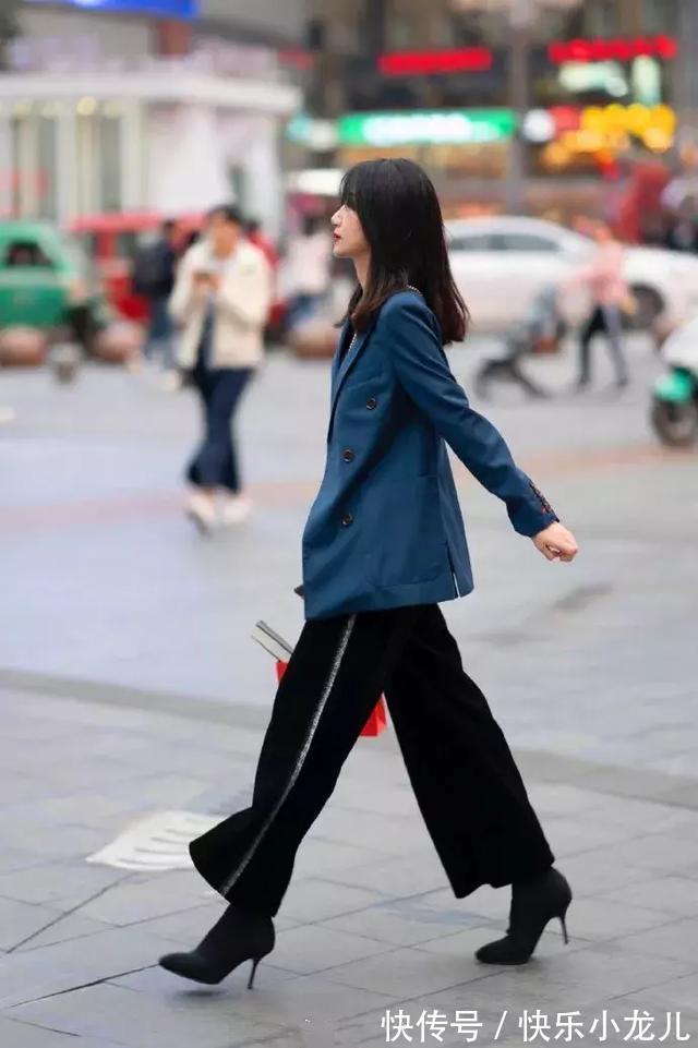 下半身 蓝色的西装,下半身搭配上一条宽松的休闲裤,清爽有气质