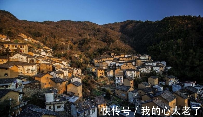 中国最“原始”村落，距今已有1000年历史，傍山建造明清土楼