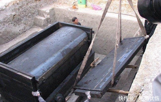 两千年古墓被挖开,考古人员发现疑似穿越之物,如今禁止出境展览