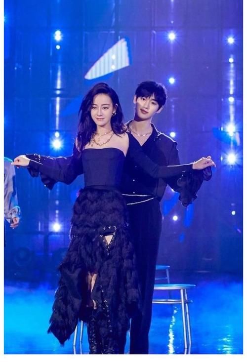 迪丽热巴|荣耀夫妇现身《快乐大本营》,迪丽热巴丁程鑫热舞好养眼