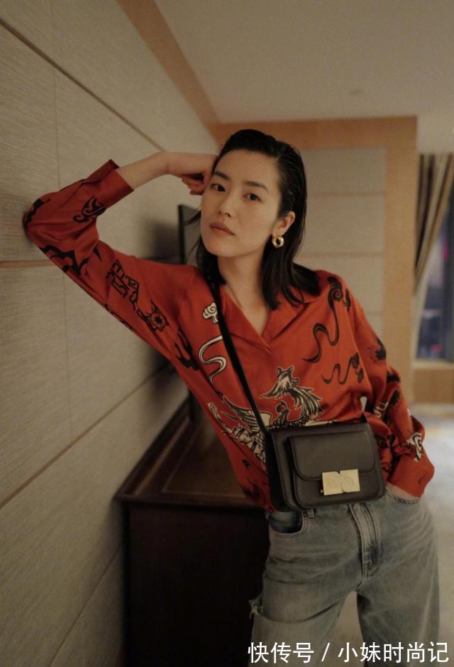 刘雯 刘雯衣品太高级,浅色牛仔夹克搭牛仔阔腿裤魅力四射,不愧是超模