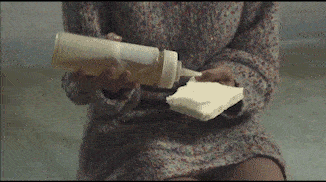 |搞笑GIF:哥们,你还真是土豪,用茅台酒喂螃蟹