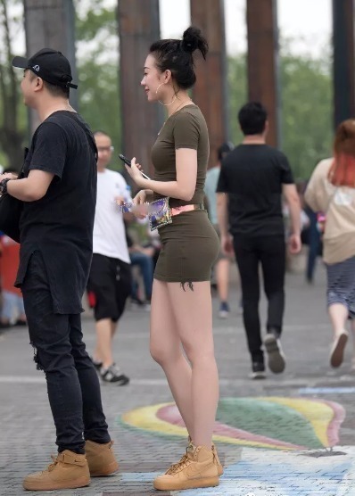 紧身|小姐姐穿着紧身连衣裙，既性感又时尚