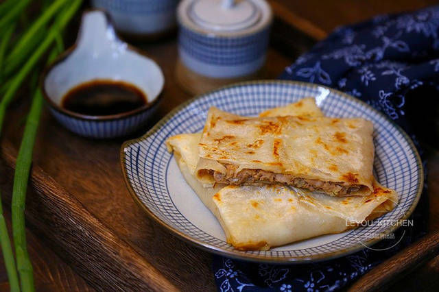 在家|不用和面,一样在家做馅饼,做好的饼,放凉后饼皮也不硬