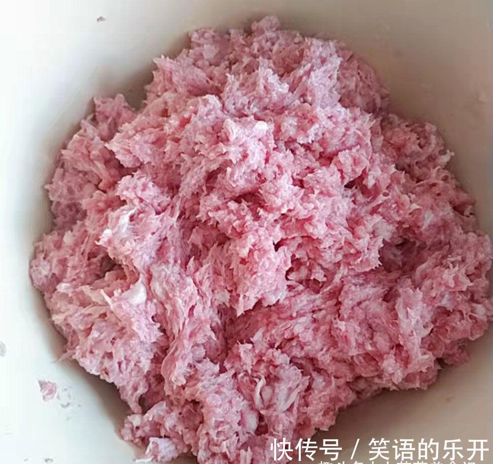 调羊肉馅很简单,牢记“2放2不放1窍门”,饺子鲜嫩无膻味,真香