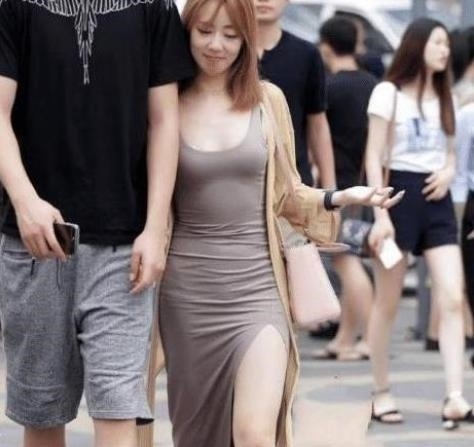 合身感 小哥哥逛街都不撒手,这个女朋友太幸福了吧