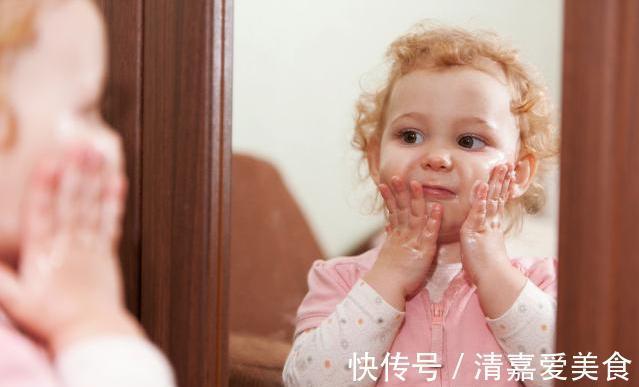 孩子|“突然就不香了”,3岁女宝啃鸡爪,低头一看发现有点“眼熟”